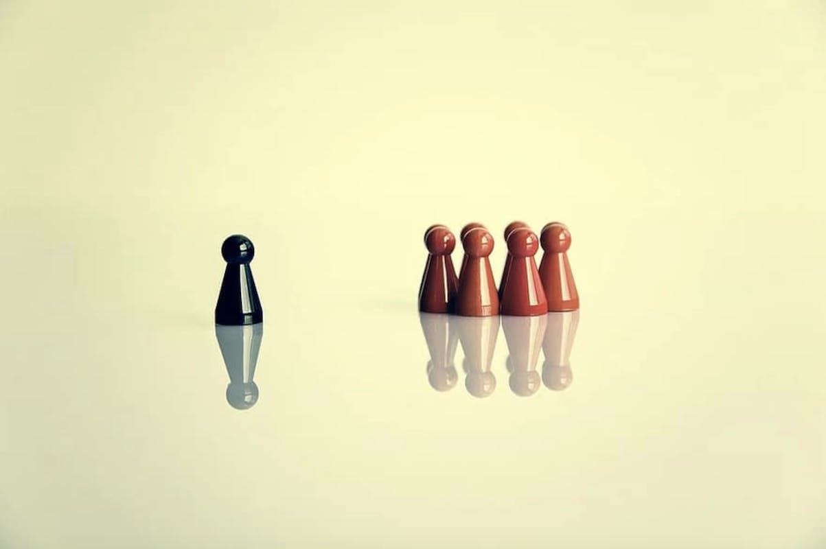 66fdb968e1fd4a7d95e1e257 Blackgamepieceleadinggroupofredgamepieces