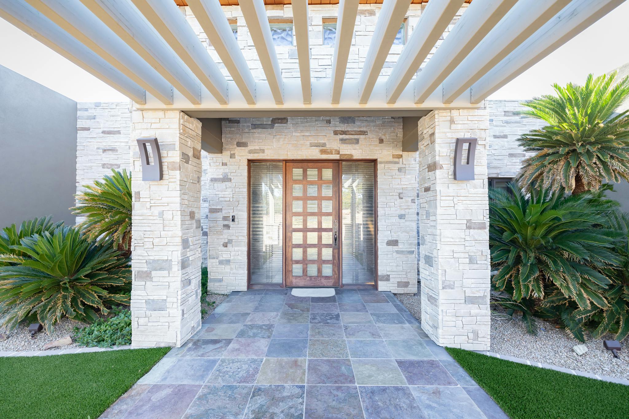 66fdbb61a897b53fa1b1f3a8 Versetta20stone Beauty20shot1