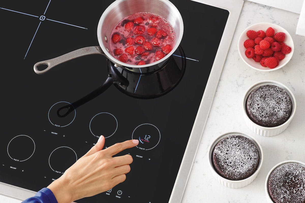 66fdbc4836c97e7a3e8b58db Ew36ic60ls Caramelsauce Strawberries Hand