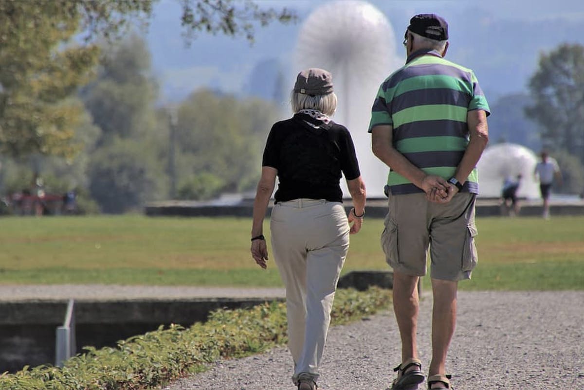 66fdbcbcde5fd114d454855f Activeseniorcoupleoutwalking