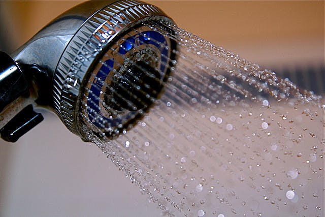66fdbe5dd4ea38fb14a5994f Water20from20showerhead