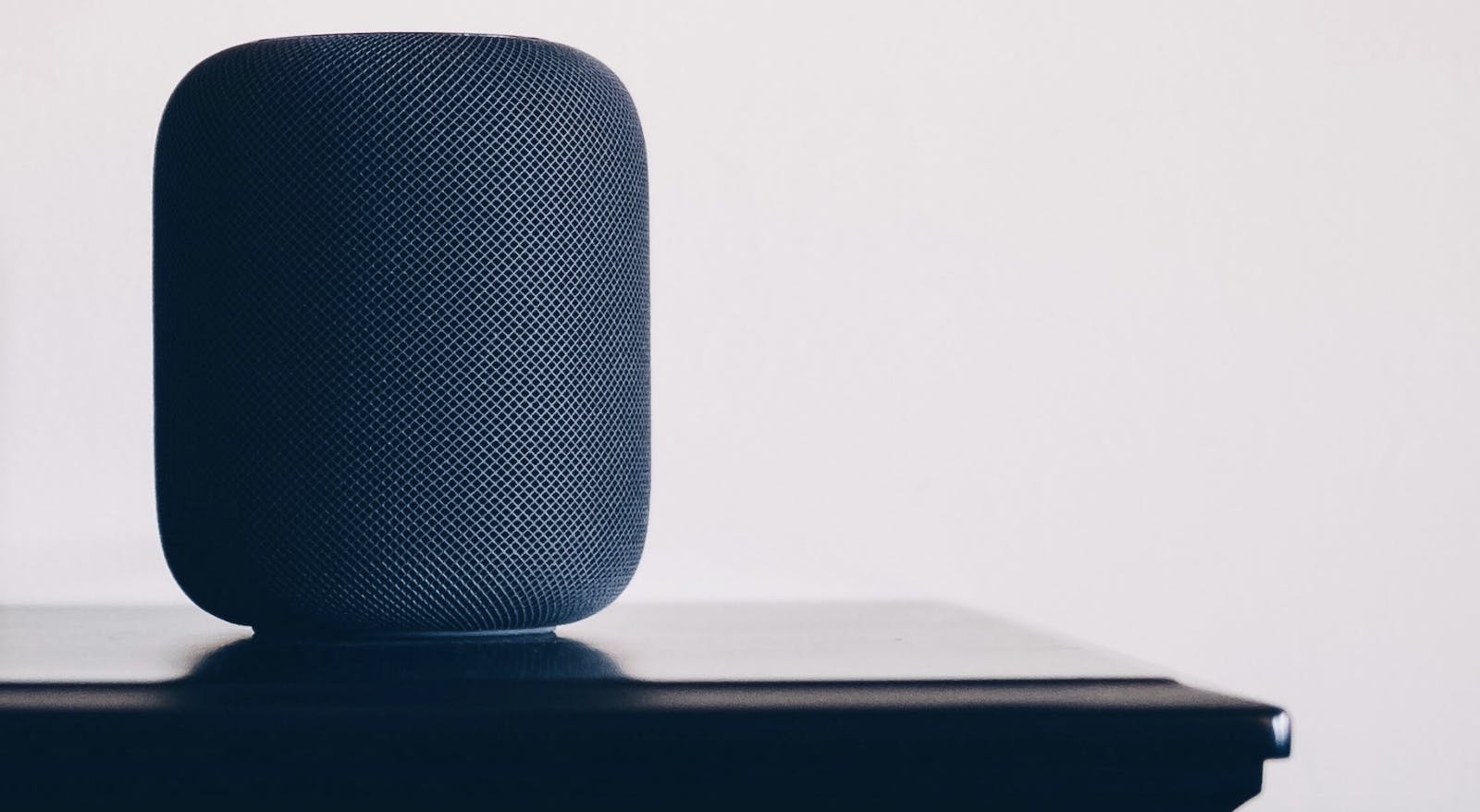66fdc4eaa897b5ce54b20901 Smartspeakerontabletop