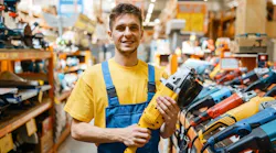 Builder choosing angle grinder in hardware store By Nomad_Soul - Adobe Stock