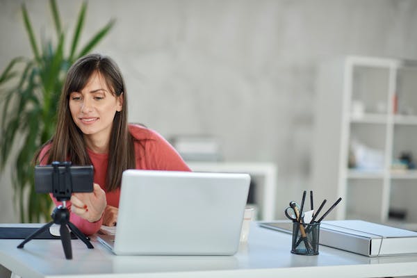 66fdc65c3cabd9c30ba6a860 Womanusingphoneforvirtualtour