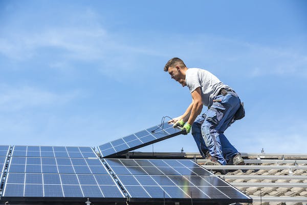 66fdc68701d3bff885af86eb Solarpanelsonroof