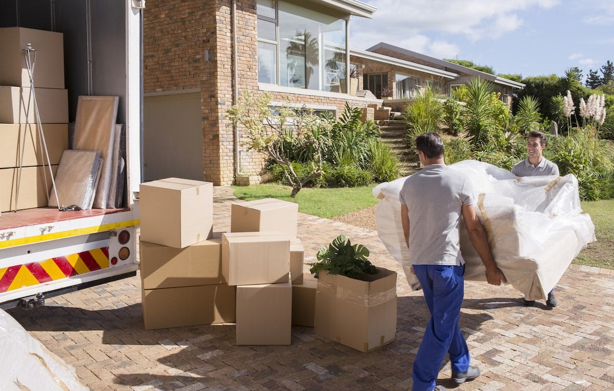 66fdc91d01d3bfdf91af8c6f Movers20carrying20couchmin