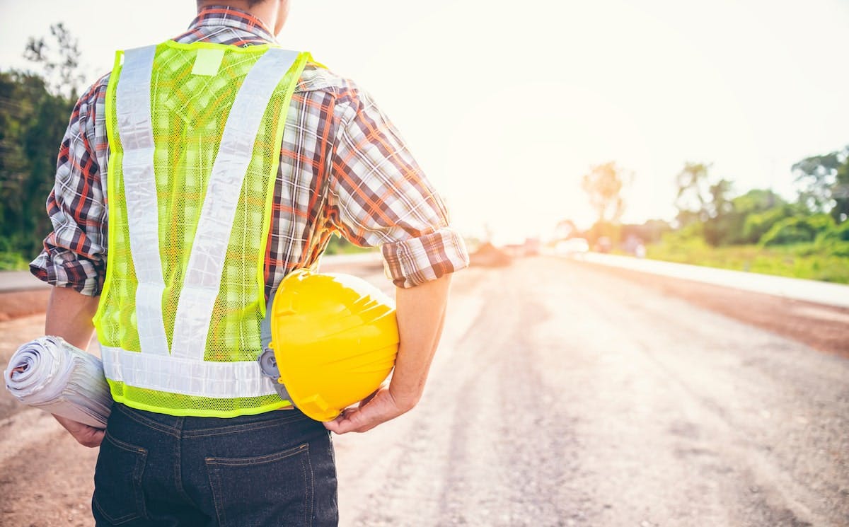 66fdc96aa5dba0c76346389b Builder20holding20hatmin