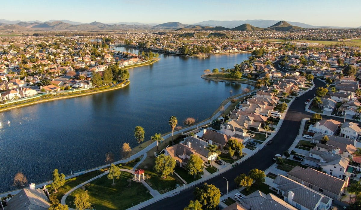 66fdc979e63fdc8f02459a8c Riverside20camin