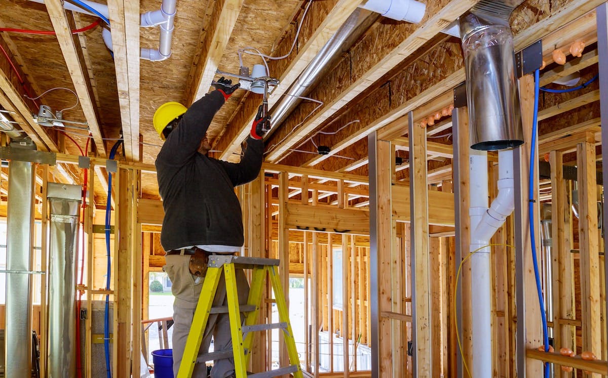 66fdc9e7de5fd15bf2549fd0 Contractor20on20laddermin