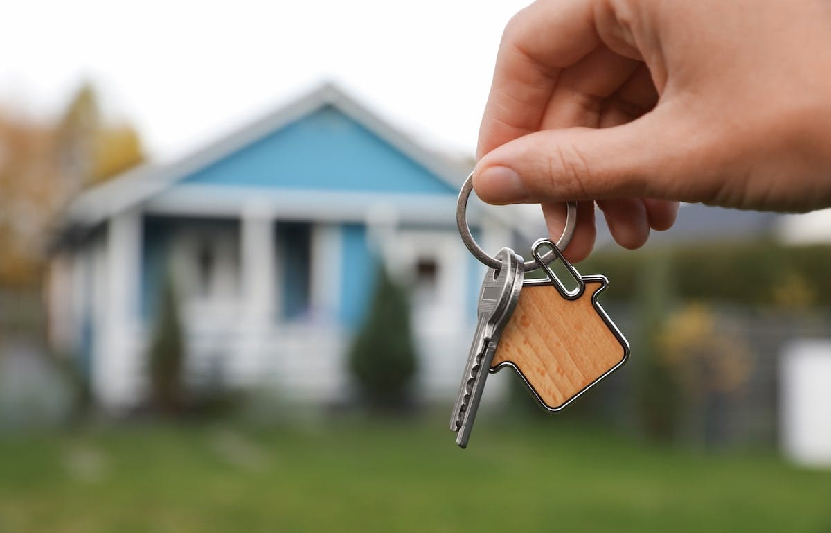 66fdc9eaa5dba054f8463992 Person20holding20house20keysmin