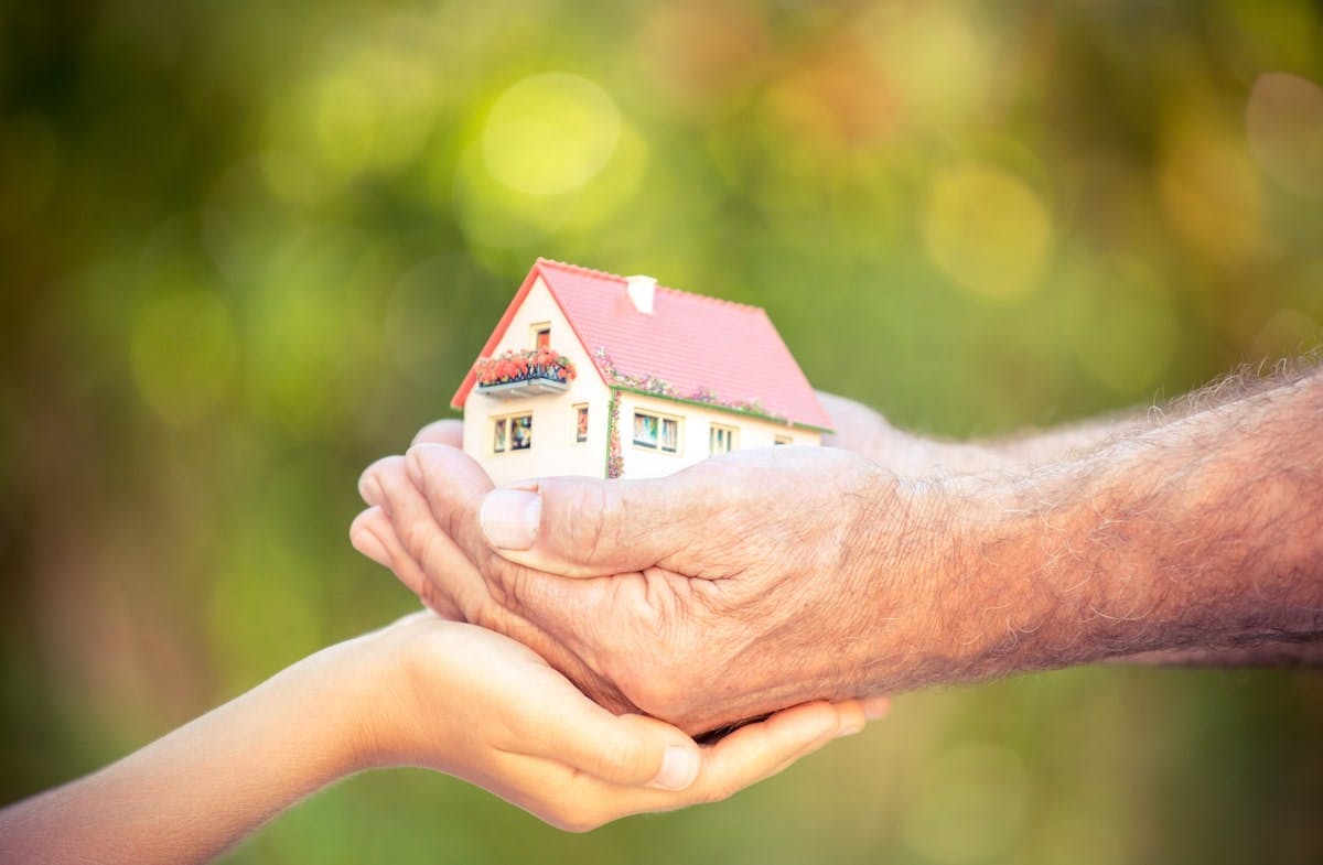 66fdc9f701d3bfa0f5af8e27 Hands20housemin