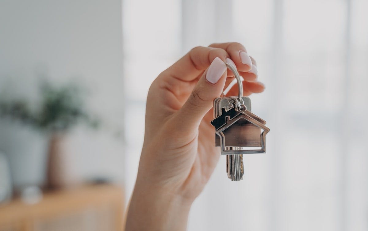 66fdca123cabd95391a6afda Woman20holding20house20keysmin