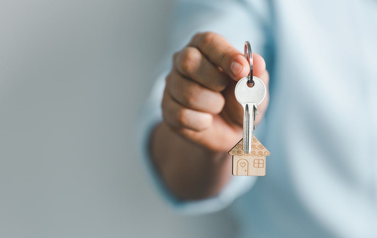 66fdca93d4ea389c8aa5aefb Homebuyer20holding20keysmin