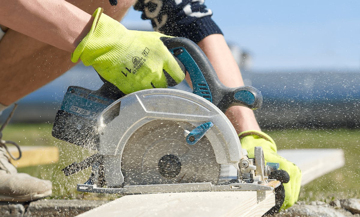 66fdcaaa3cabd95338a6b117 Studentusingcircularsawcutwoodmin