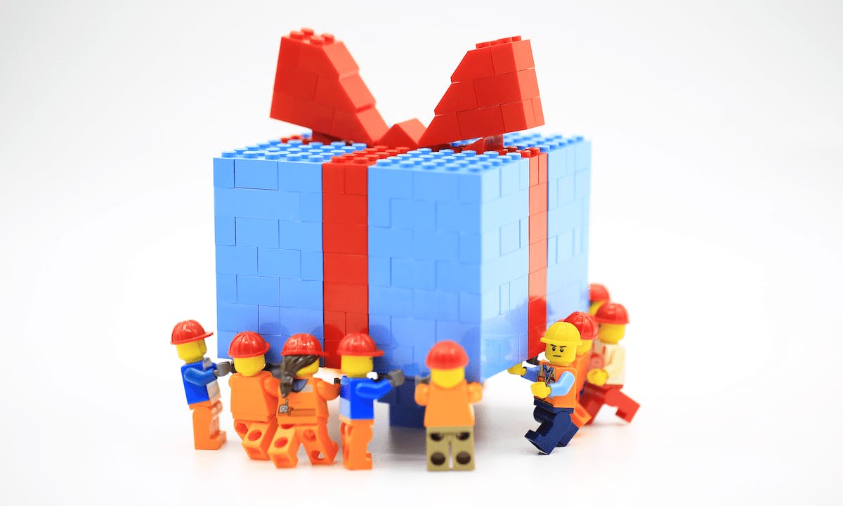 66fdcaace1fd4ab589e20688 Legoconstructionworkerscarrygiftmin