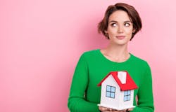 66fdcaada5dba0674e463b47 Womanrenterholdinghouselooksdubiousmin 66fdcaada5dba0674e463b47 Womanrenterholdinghouselooksdubiousmin