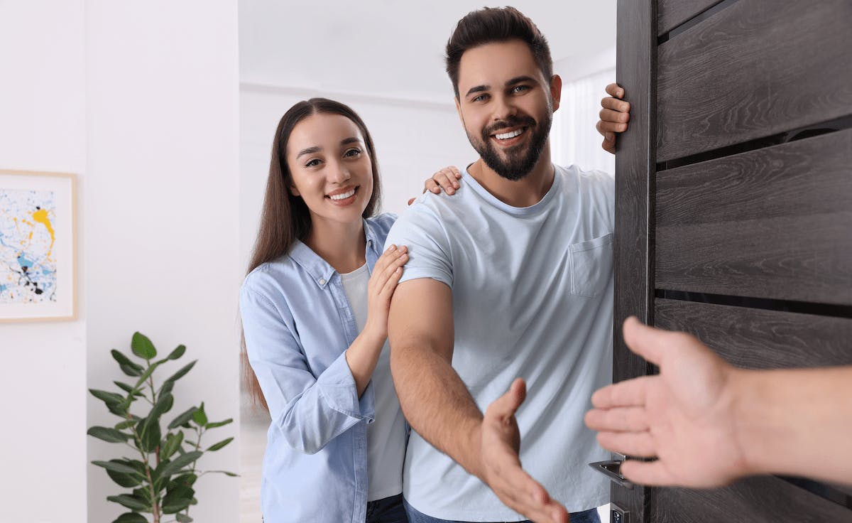 66fdd062de5fd151b554ac28 Youngcouplerentersopeningdoormin