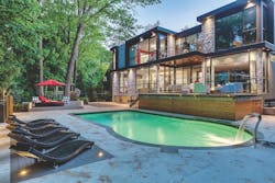 Pool and backyard of residence by Barroso Homes Pool and backyard of residence by Barroso Homes