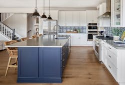 Blue hues in the kitchen look fresh Blue hues in the kitchen look fresh