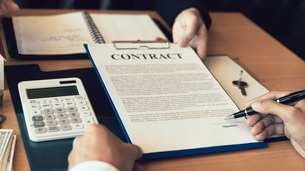 A homebuyer debates on whether or not to sign a contract