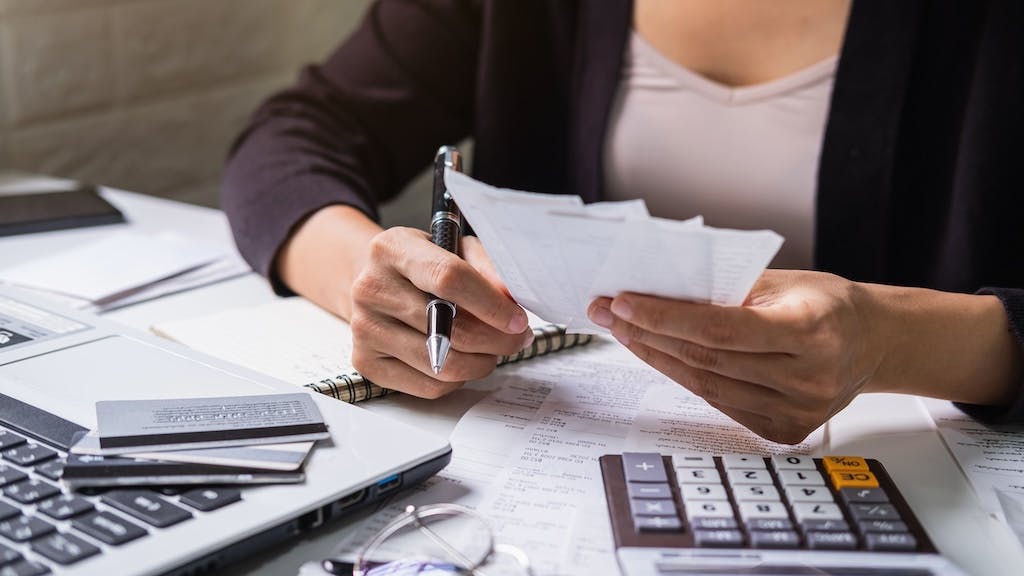 Homebuyer makes calculations to assess current budget