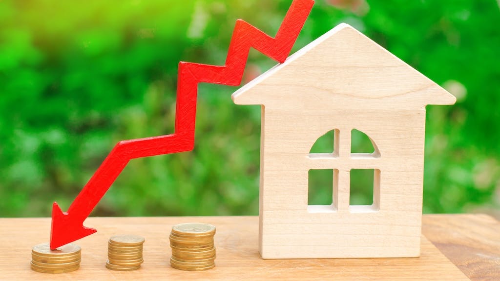 An arrow indicating falling home prices